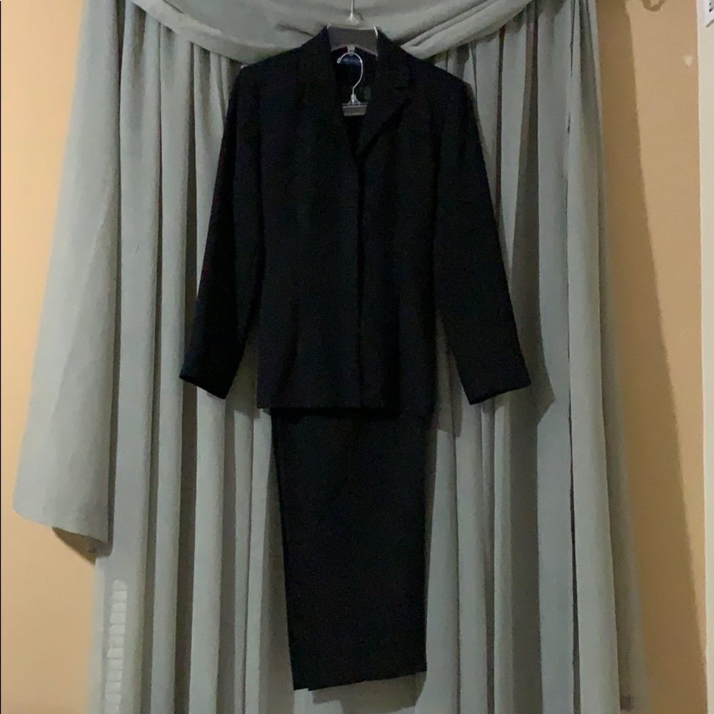 Used Karen Scott 2 piece pant suit, black.